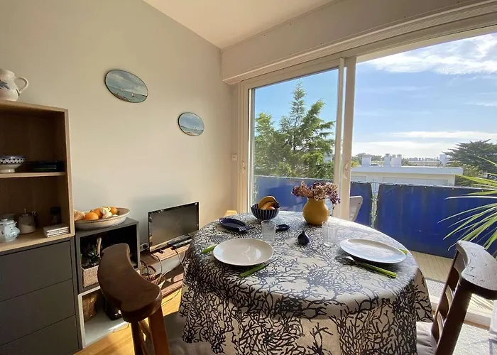 T2 Avec Balcon, Parking Et Proche - - Fr-1-245-187 *