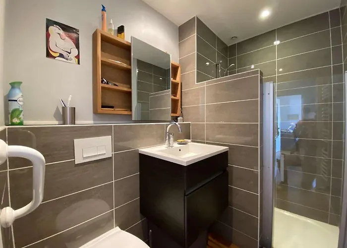 T2 Avec Balcon, Parking Et Proche - - Fr-1-245-187 *